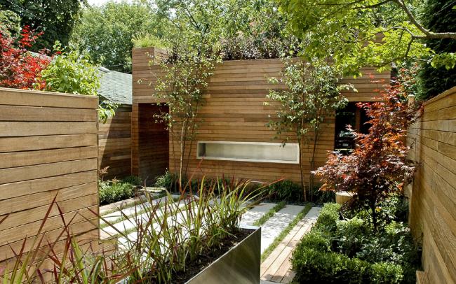 Courtyard with planters and view onto a vegetated roof